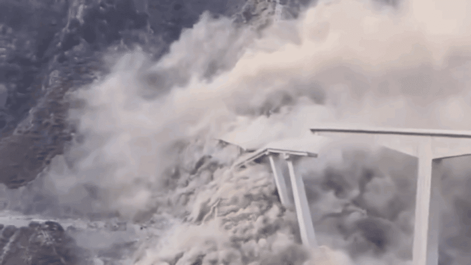 Ponte Hongqi desaba na China