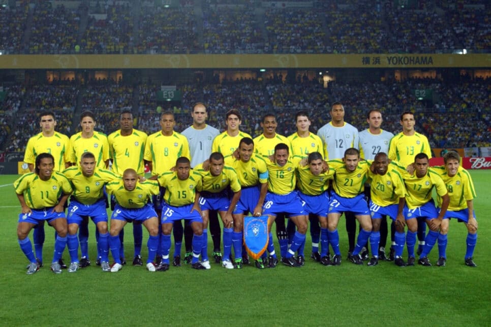 Elenco da seleção brasileira na Copa do Mundo de 2002 perfilado antes da final contra a Alemanha