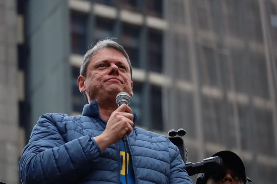 O governador de São Paulo, Tarcísio de Freitas (Republicanos), discursa durante ato na Avenida Paulista, em São Paulo