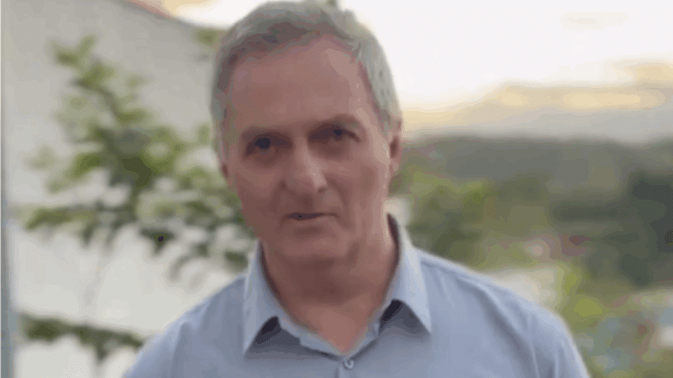 “Hoje eu recebi a informação que meu irmão está passando muito mal na Polícia Federal", disse Renato com áudio em inglês por cima