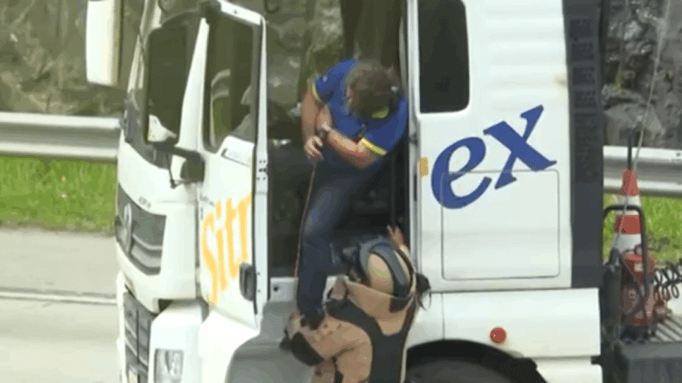 O resgate foi realizado por volta das 9h15, depois do homem permanecer quase 5 horas dentro do veículo na altura do km 44, em Itapecerica da Serra, na Grande São Paulo