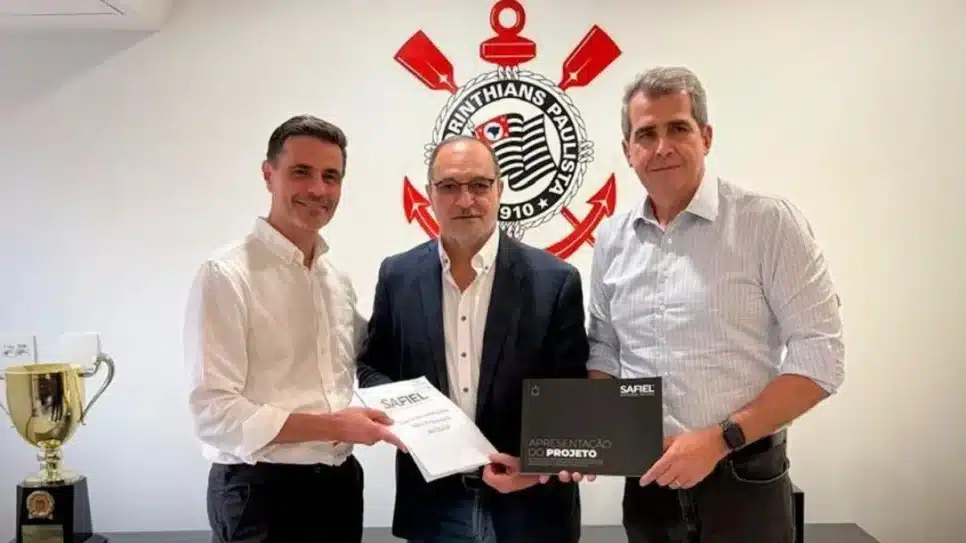 Carlos Teixeira e Eduardo Salusse entregam Carta de Intenções Não Vinculante da SAFiel a Romeu Tuma Jr., presidente do Conselho Deliberativo do Corinthians