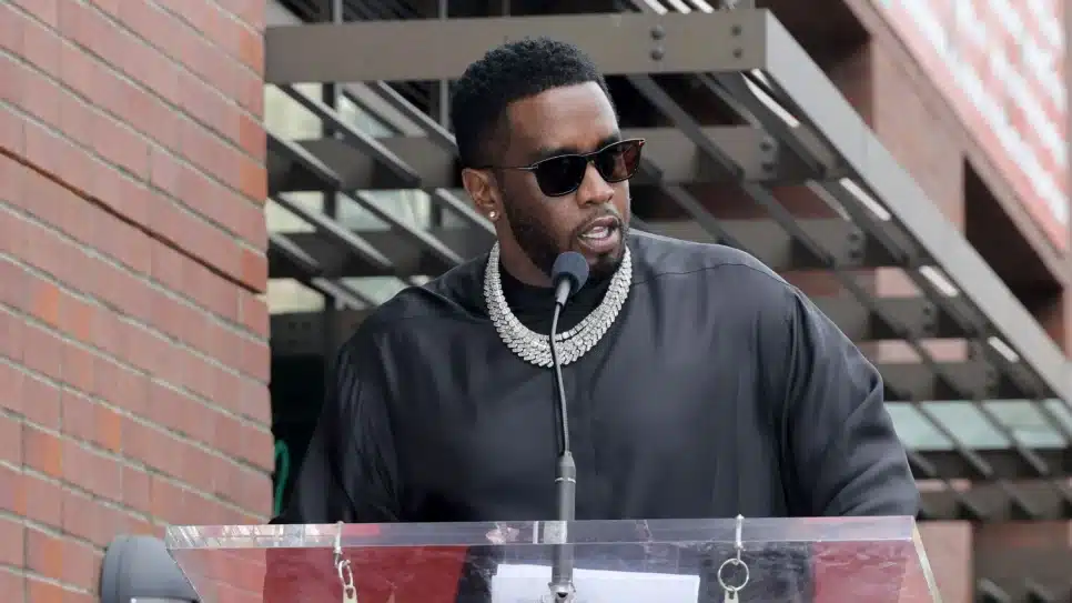 Sean "Diddy" Combs discursando na cerimônia de entrega da estrela da Calçada da Fama de Hollywood para DJ Khaled em abril de 2022, na Califórnia