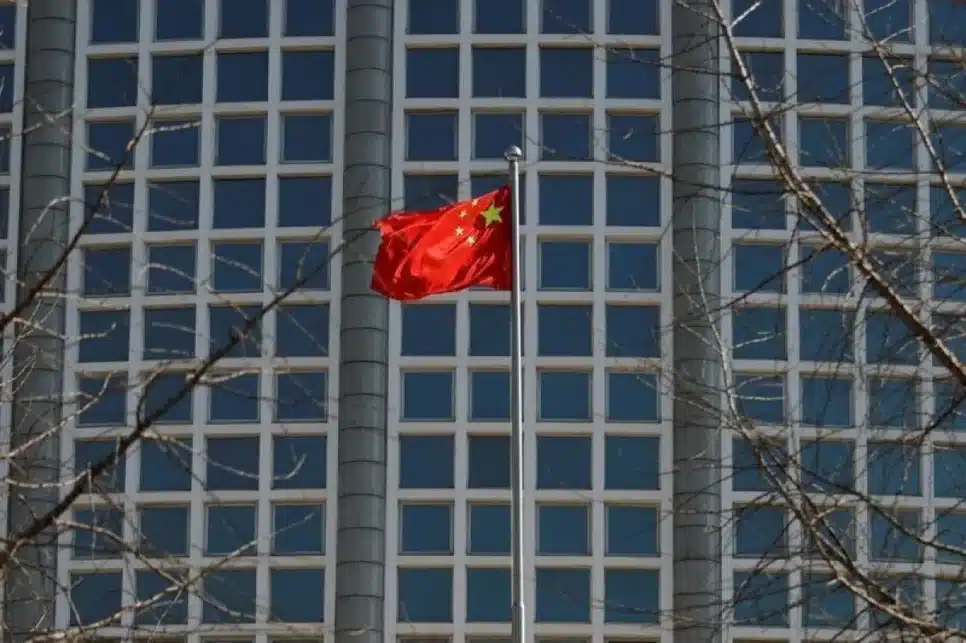 Bandeira da China do lado de fora do Ministério das Relações Exteriores do país, em Pequim