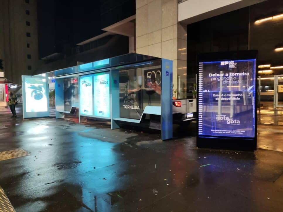 Um painel em formato de aquário foi instalado na Avenida Paulista, região centro-sul de São Paulo