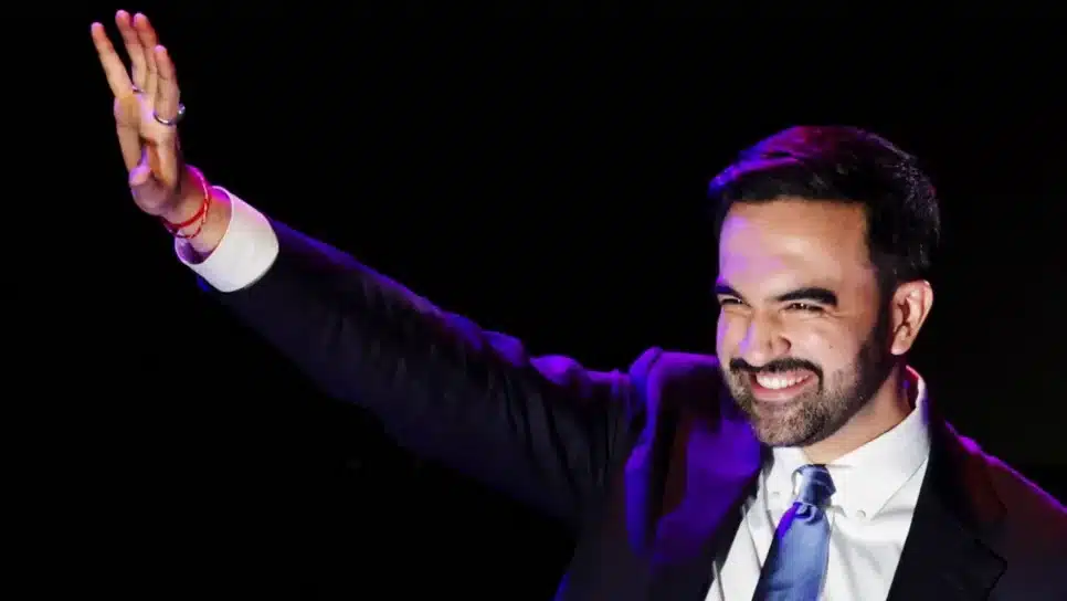 Prefeito eleito de Nova York, Zohran Mamdani, acena para simpatizantes após vencer eleição