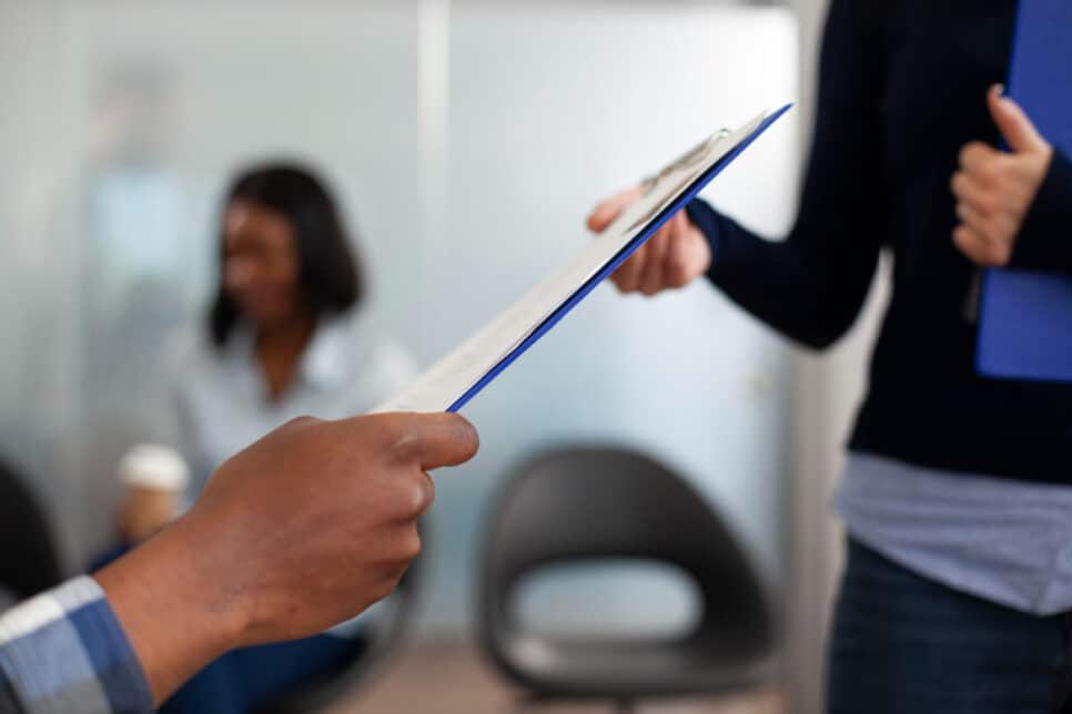 Pessoas multiétnicas segurando um caderno