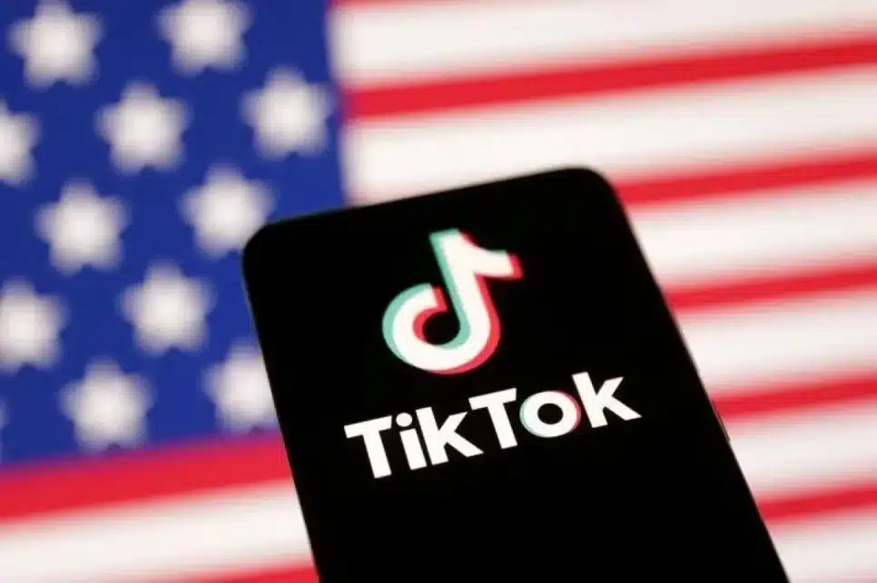 Logo do TikTok em frente à bandeira dos Estados Unidos 8/1/2025 REUTERS/Dado Ruvic/Ilustração/Arquivo