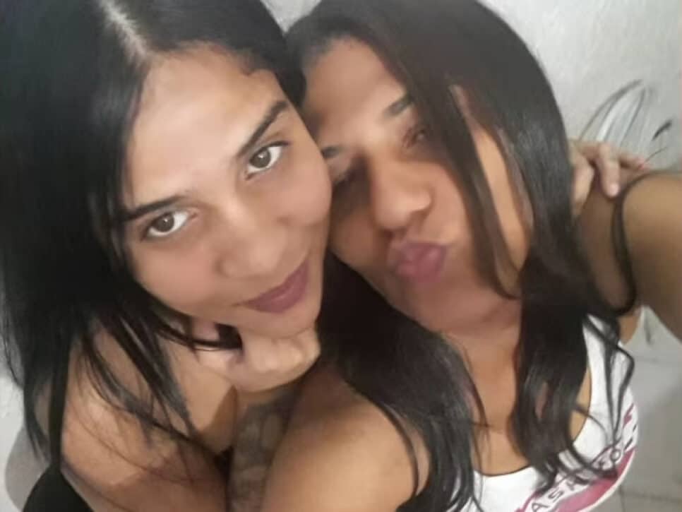 Foto que Lúcia Aparecida Souza da Silva postou com a filha Taynara para homenagea-lá