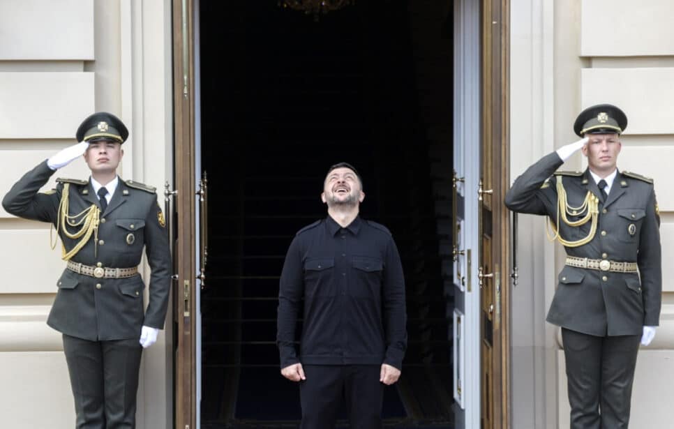 O presidente ucraniano, Volodymyr Zelensky, antes de sua reunião com o primeiro-ministro do Canadá, Mark Carney