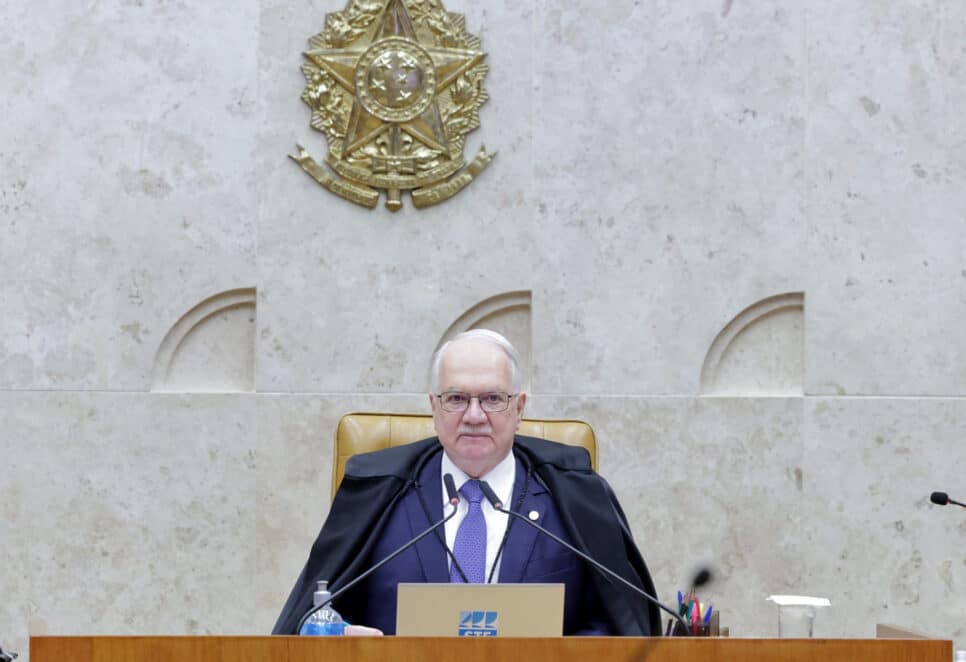 Ministro Edson Fachin preside a sessão plenária do STF