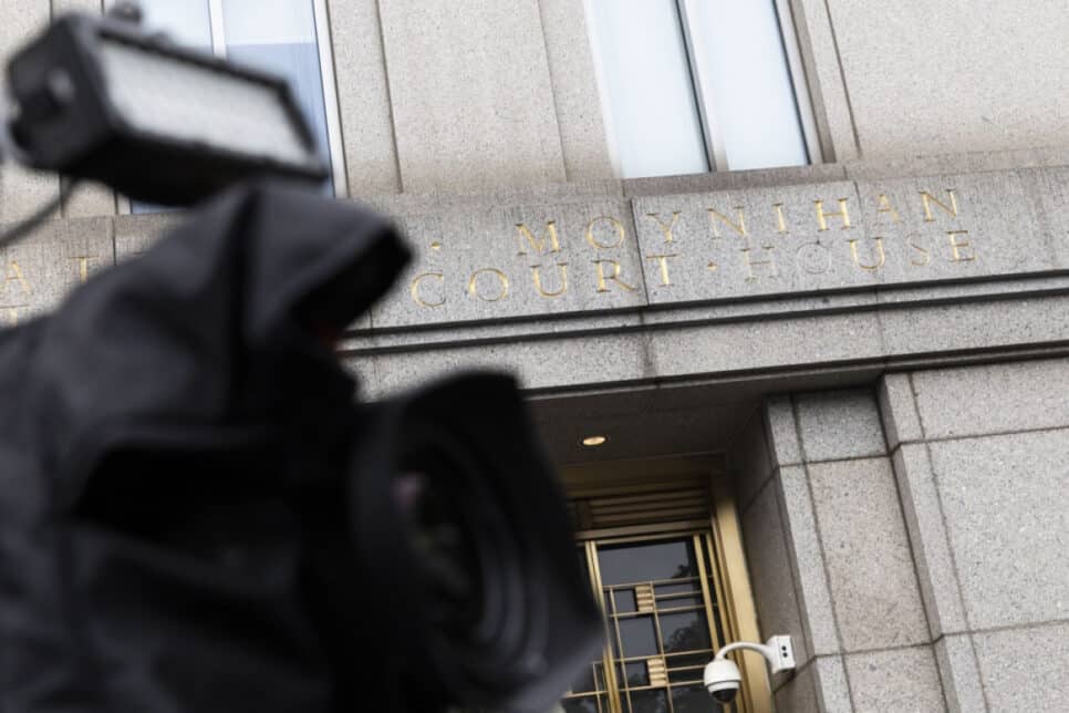 Uma câmera de televisão registra a movimentação em frente ao tribunal federal dos EUA