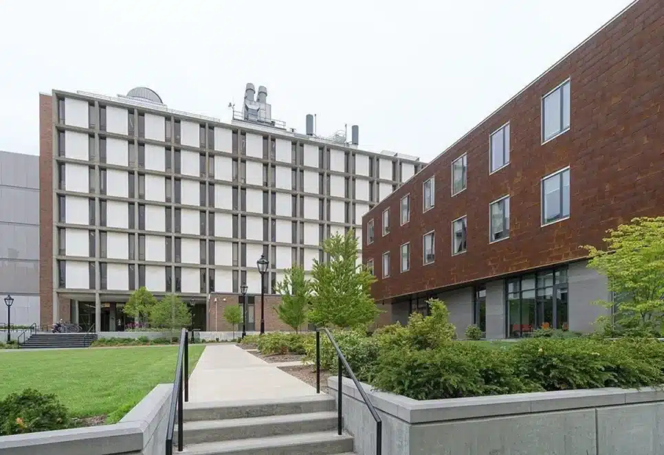 Prédio Barus and Holley (à esquerda)