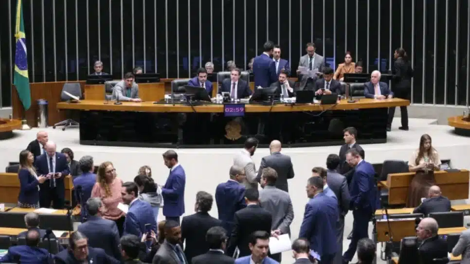 Câmara aprova corte de benefícios e eleva taxação de JCP e fintechs