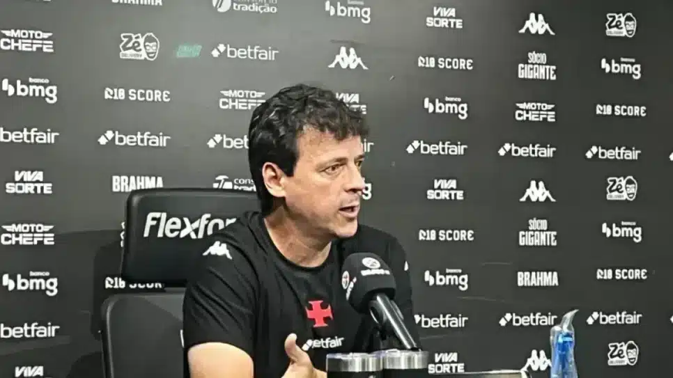 Fernando Diniz, técnico do Vasco, em coletiva