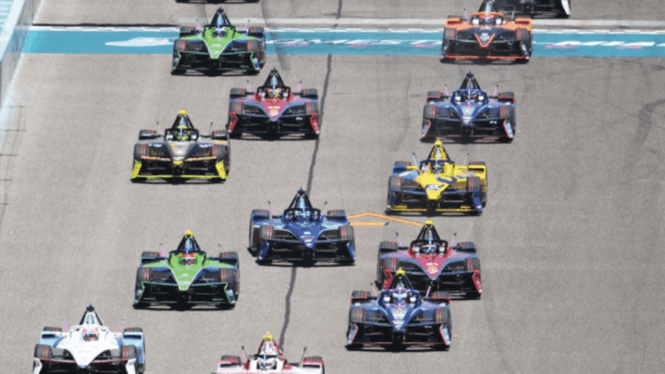 Carros elétricos em corrida da Fórmula E