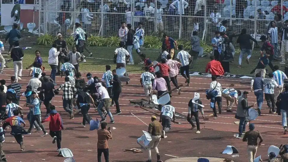 Torcedores invadem o campo e atiram objetos após Messi deixar o local