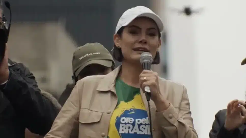 A ex-primeira-dama durante ato na av. Paulista em defesa da anistia do ex-presidente Jair Bolsonaro (PL)