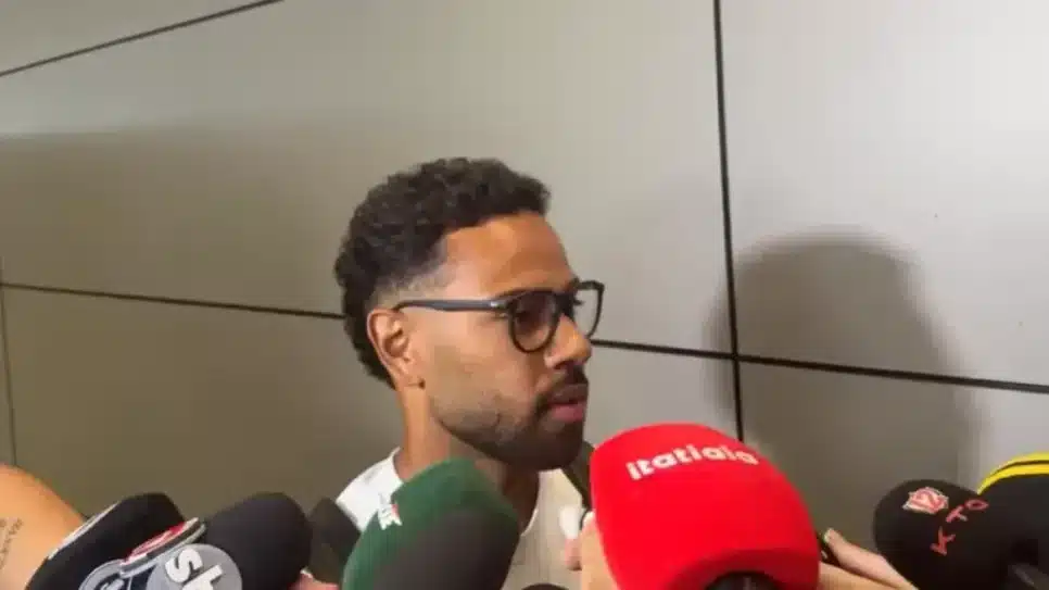 Renan Lodi, do Galo, durante desembaque no aeroporto