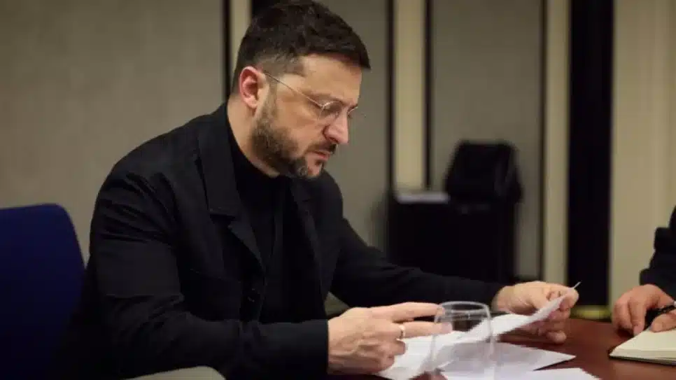 O presidente da Ucrânia, Volodymyr Zelensky, disse no domingo (14.dez.2025) que está "trabalhando minuciosamente em cada ponto de cada minuta" para uma reunião com o lado americano