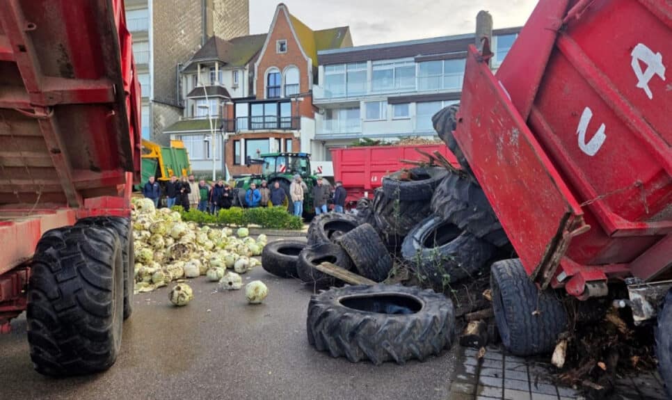 Cerca de 30 integrantes dos sindicatos agrícolas FDSEA e JA protestam com tratores, pneus, esterco, galhos e repolhos em frente à casa do casal presidencial francês, na cidade litorânea de Le Touquet, no norte da França
