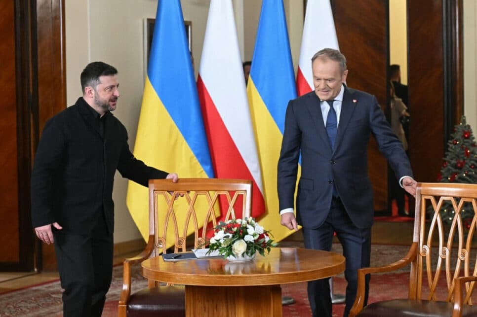 O Primeiro-Ministro da Polônia, Donald Tusk (à direita), se encontra com o Presidente da Ucrânia, Volodymyr Zelensky, no escritório do Primeiro-Ministro em Varsóvia