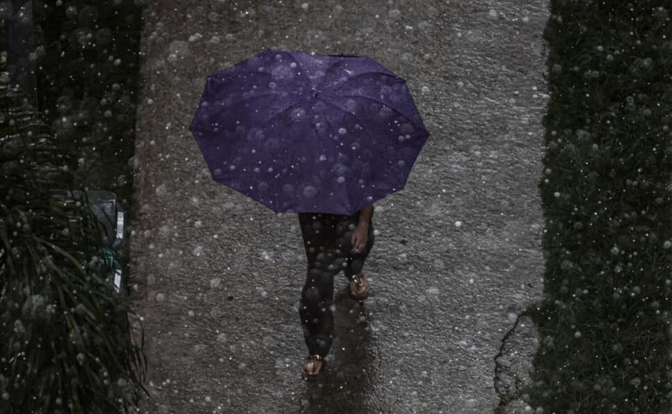 Pedestre caminha durante chuva na zona norte da capital paulista