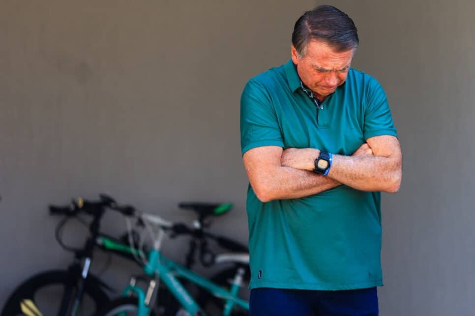 O ex-presidente Jair Bolsonaro fez uma aparição de cerca de 20 minutos na manhã desta quinta- feira, 11 de setembro de 2025, em frente à casa onde ele cumpre prisão domiciliar, em Brasí­lia