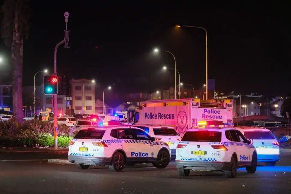 Viaturas policiais estacionadas no local do tiroteio em massa na praia de Bondi, em 14 de dezembro de 2025, em Sydney, Austrália.