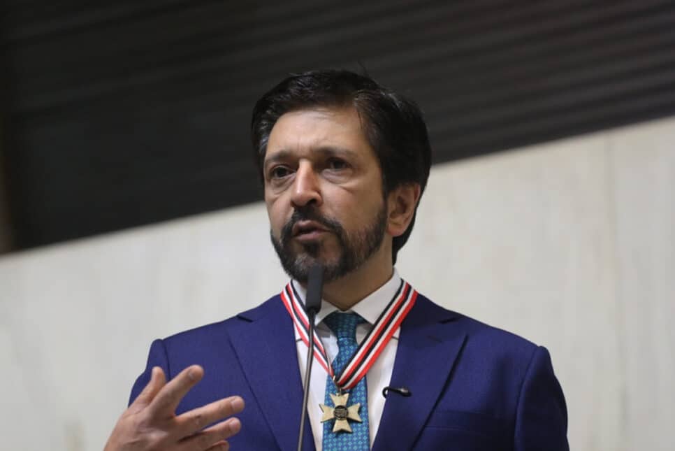 O prefeito de São Paulo, Ricardo Nunes, é agraciado com a Medalha de Honra ao Mérito em um evento organizado pela deputada Carla Morano, na Assembleia Legislativa do Estado de São Paulo
