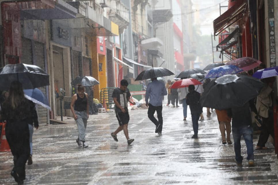 Pedestres são surpreendidos por forte chuva no centro de São Paulo