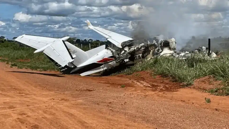O bimotor modelo Hawker Beechcraft pegou fogo depois do pouso | Reprodução/Redes Sociais