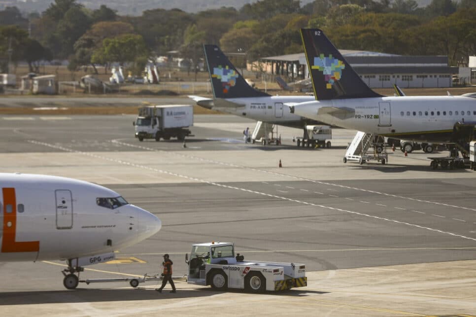 Movimentação de aviões comerciais no aeroporto de Brasília.