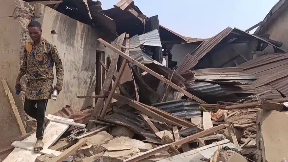 Casas danificadas na Nigéria após ataques apoiados pelos EUA atingirem campos do Estado Islâmico