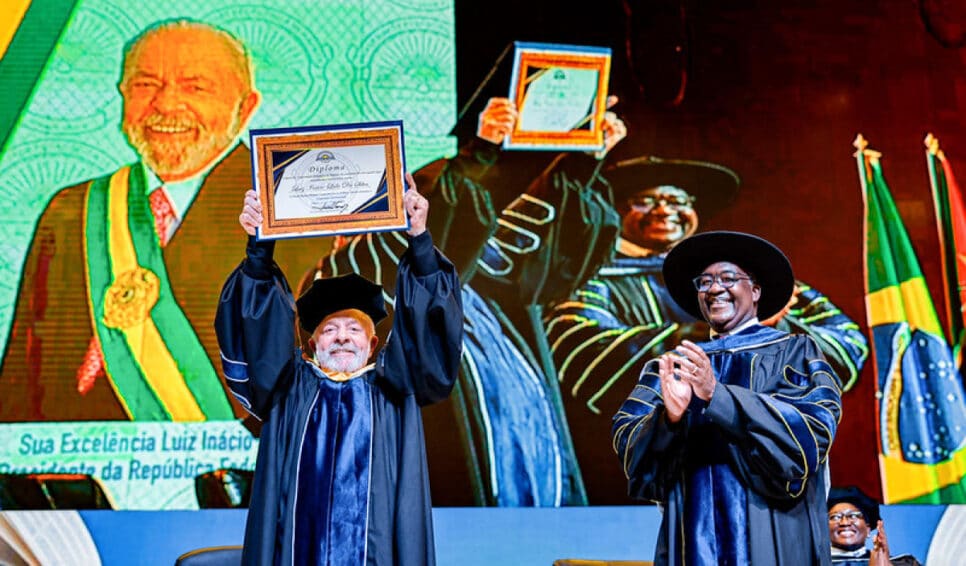 Luiz Inácio Lula da Silva (PT) durante a cerimônia de outorga do título de Doutor Honoris Causa em Ciência Política, Desenvolvimento e Cooperação Internacional pela Universidade Pedagógica de Maputo