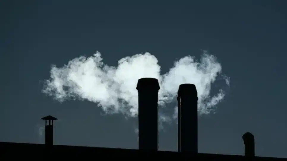 Chaminé e fumaça de indústria