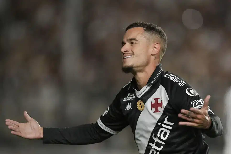 Coutinho compara torcida do Vasco com a do Liverpool após vitória no Maracanã contra o Fluminense