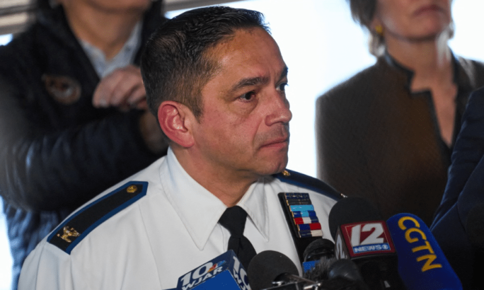 Coronel Oscar L. Perez, chefe de polícia do Departamento de Polícia de Providence, discursa durante uma coletiva de imprensa perto do campus da Universidade Brown em Providence, Rhode Island