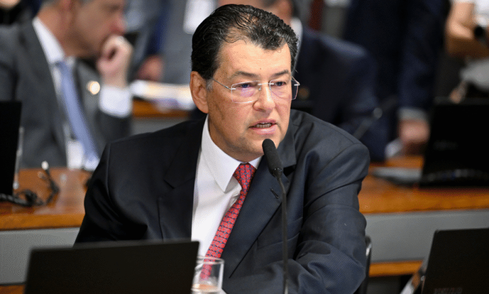 Senador Eduardo Braga (MDB-AM) durante votação do projeto de lei que aumenta a carga tributária sobre casas de apostas online (bets), fintechs e instituições financeiras
