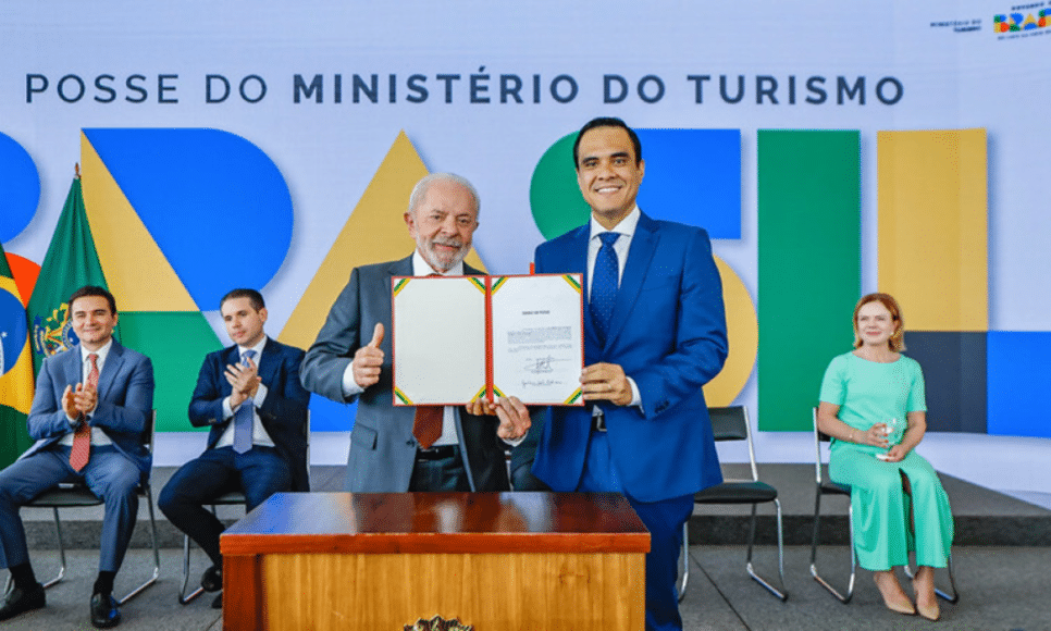 Lula empossa Gustavo Feliciano como novo ministro do Turismo