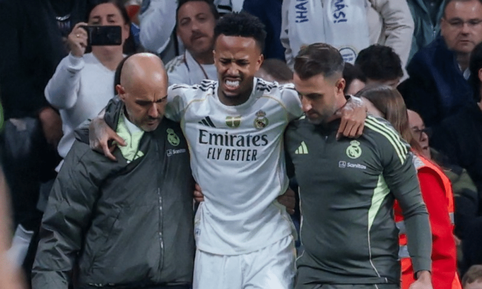 Zagueiro Éder Militão sai de campo com auxílio após sofrer uma lesão durante a partida do Campeonato Espanhol entre Real Madrid e Celta de Vigo