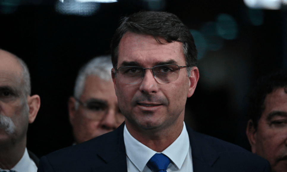 Flávio Bolsonaro faz ataques ao magistrado e tenta desacreditar o julgamento na Corte