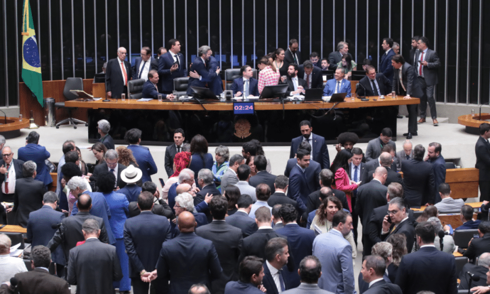 Câmara dos Deputados aprova o substitutivo ao Projeto de Lei nº 2.162/2023, que altera a estratégia de defesa dos envolvidos nos atos de 8 de Janeiro