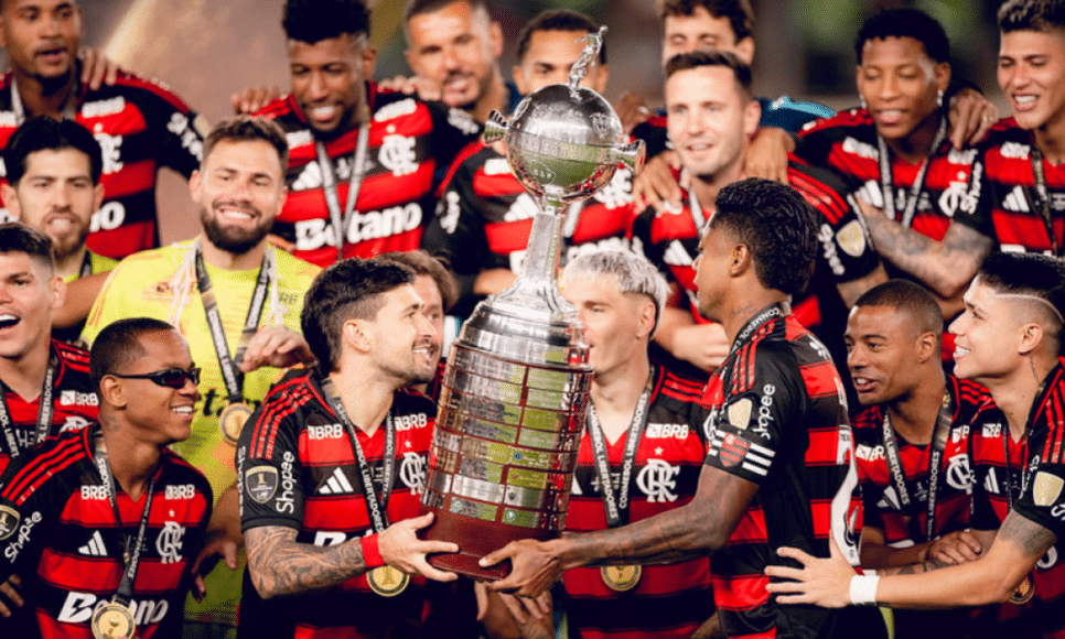 Flamengo levanta a taça da Libertadores após a vencer a decisão contra o Palmeiras por 1 a 0