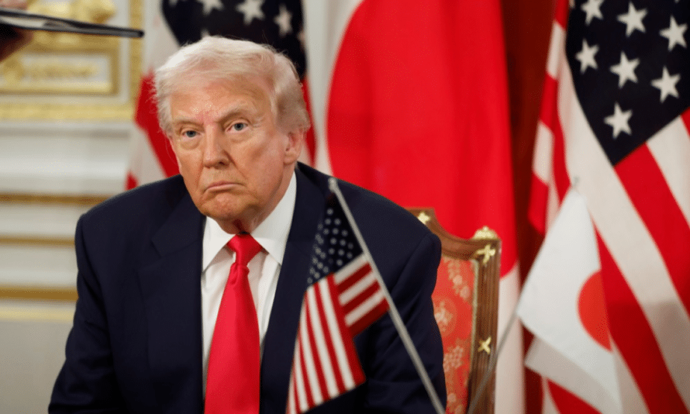 Presidente dos EUA, Donald Trump, e a primeira-ministra japonesa, Sanae Takaichi (não mostrada na foto), participam da cerimônia de assinatura de um documento sobre a implementação do acordo comercial EUA-Japão