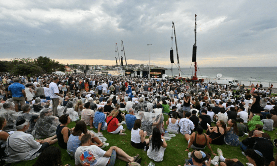 Pessoas em luto comparecem à cerimônia em memória das vítimas do tiroteio ocorrido na praia de Bondi, em Sydney