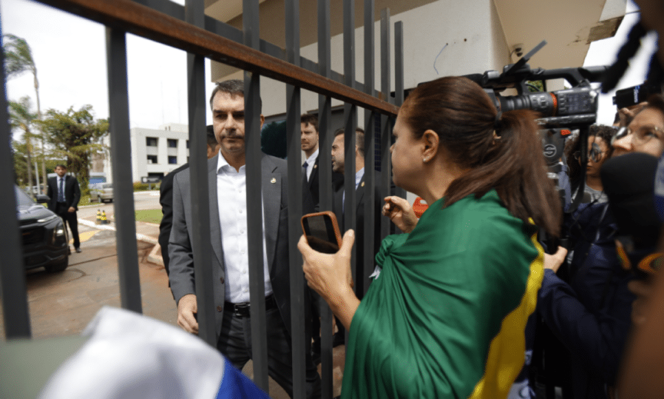 Senador Flávio Bolsonaro (PL-RJ) na sede da Superintendência da Polícia Federal, em Brasília, após visitar o seu pai, o ex-presidente Jair Bolsonaro