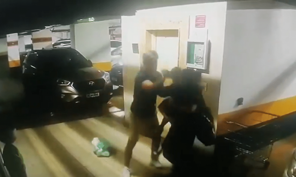 Câmera de segurança de condomínio em Águas Claras (DF) mostra homem agredindo uma mulher e o filho dela