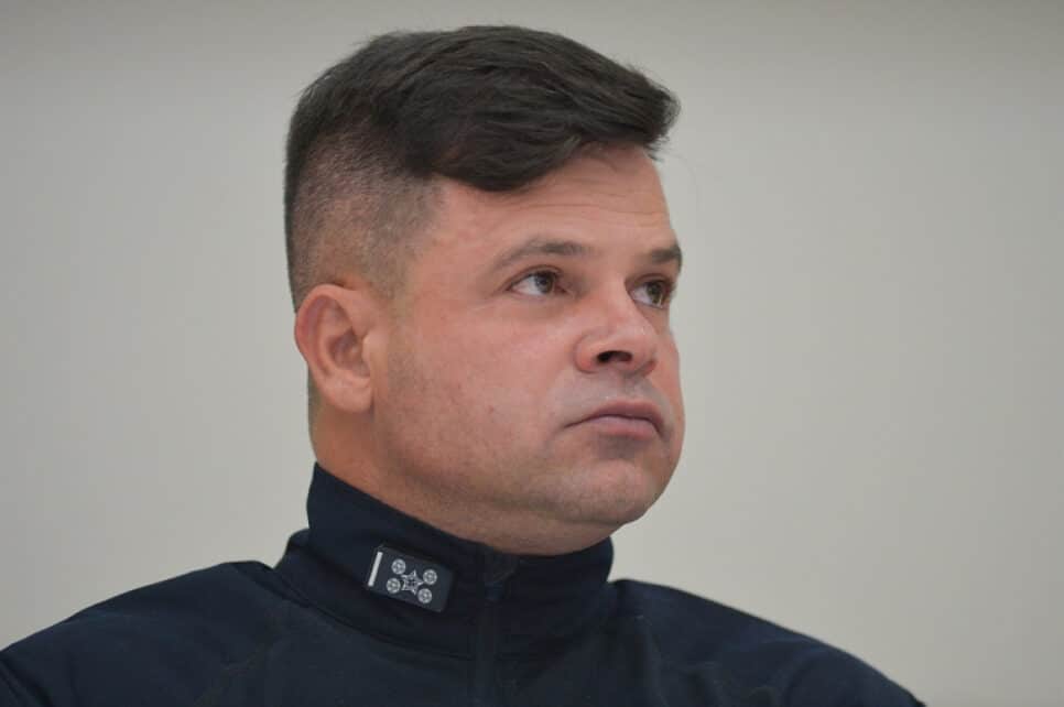 Silvinei Vasques, diretor da PRF, em foto retrato, com a roupa preta da corporação e ohando para cima