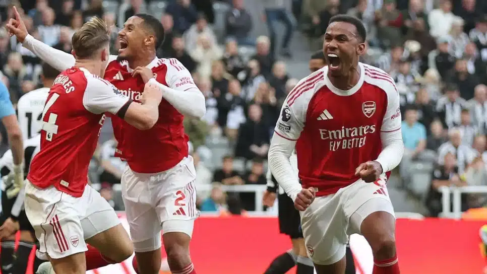 Gabriel Magalhães comemora gol da vitória do Arsenal sobre o Newcastle